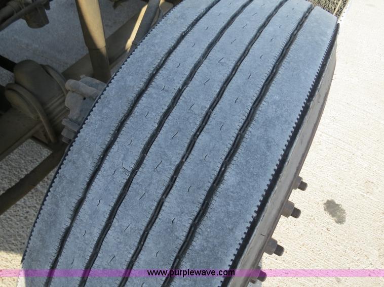 image for item B4600 2000 Kenworth T800 semi truck