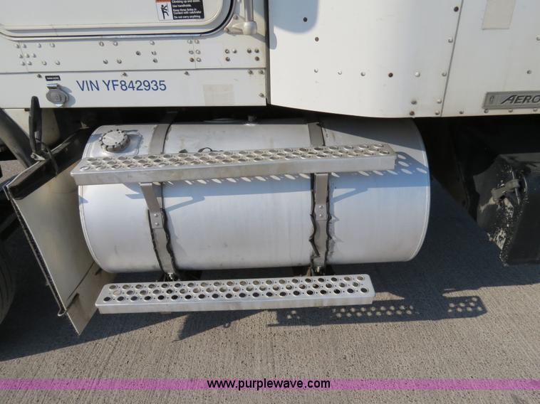 image for item B4600 2000 Kenworth T800 semi truck