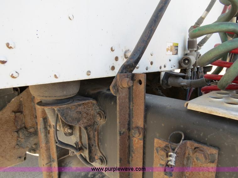 image for item B4600 2000 Kenworth T800 semi truck