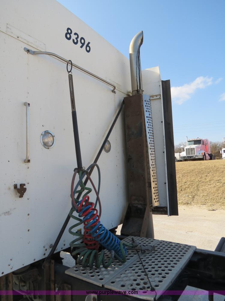 image for item B4600 2000 Kenworth T800 semi truck