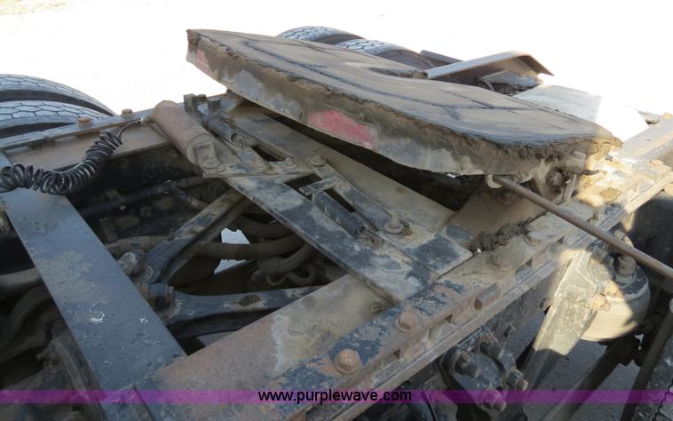 image for item B4600 2000 Kenworth T800 semi truck