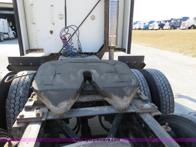 image for item B4600 2000 Kenworth T800 semi truck