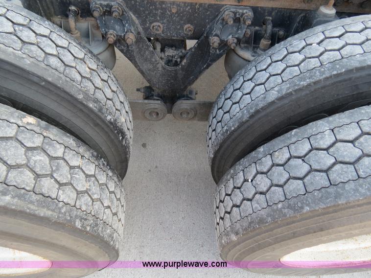 image for item B4600 2000 Kenworth T800 semi truck