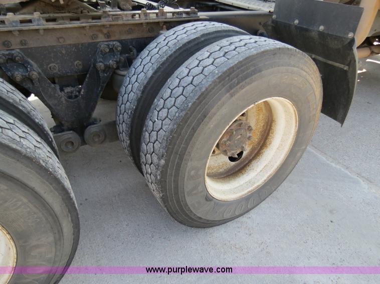 image for item B4600 2000 Kenworth T800 semi truck