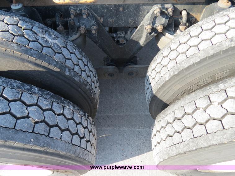 image for item B4600 2000 Kenworth T800 semi truck