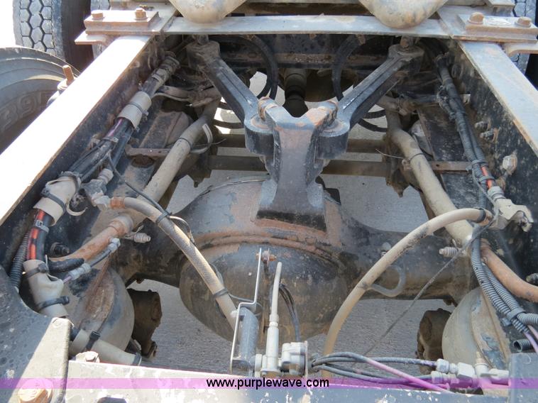 image for item B4600 2000 Kenworth T800 semi truck