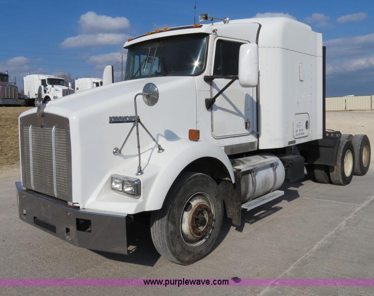 image for item B4601 1999 Kenworth T800 semi truck