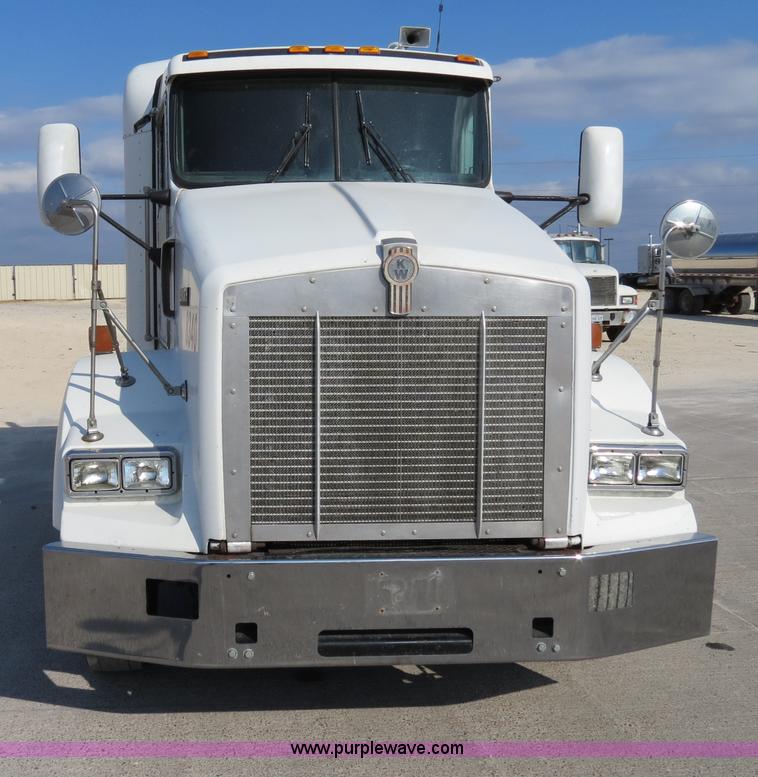 image for item B4601 1999 Kenworth T800 semi truck