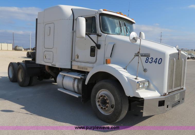 image for item B4601 1999 Kenworth T800 semi truck
