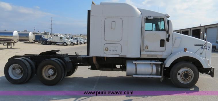 image for item B4601 1999 Kenworth T800 semi truck