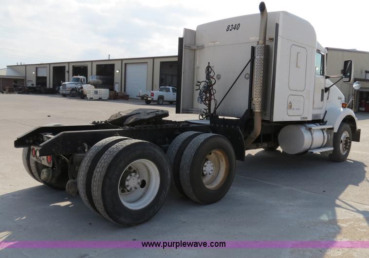 image for item B4601 1999 Kenworth T800 semi truck