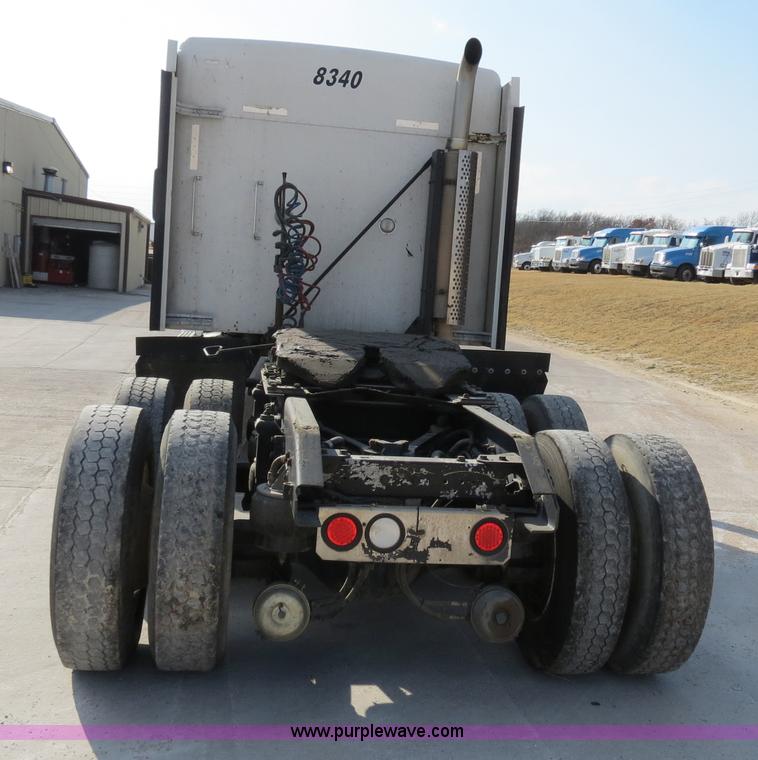 image for item B4601 1999 Kenworth T800 semi truck