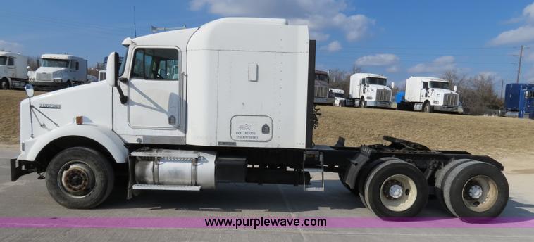 image for item B4601 1999 Kenworth T800 semi truck