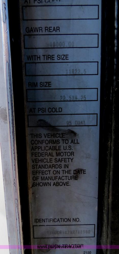 image for item B4601 1999 Kenworth T800 semi truck