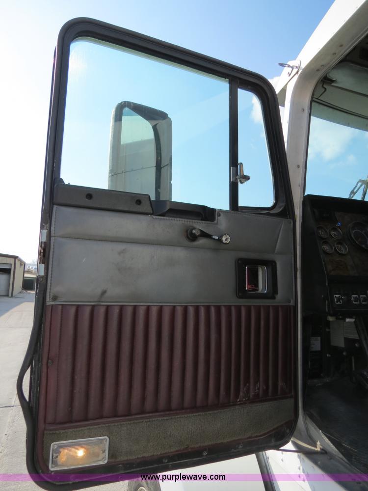 image for item B4601 1999 Kenworth T800 semi truck