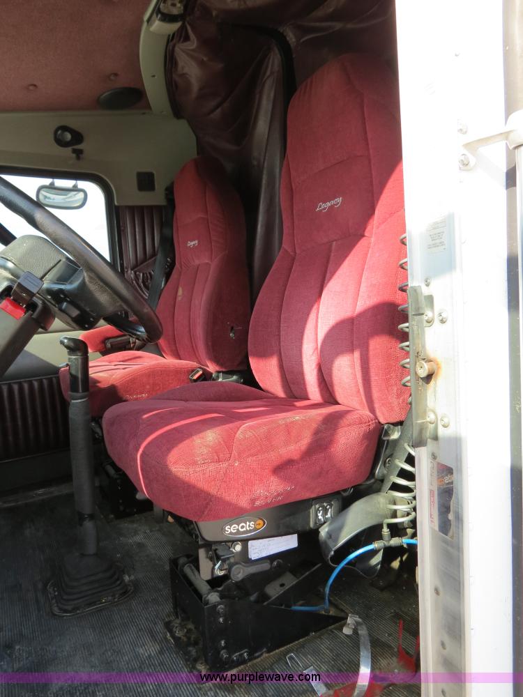 image for item B4601 1999 Kenworth T800 semi truck