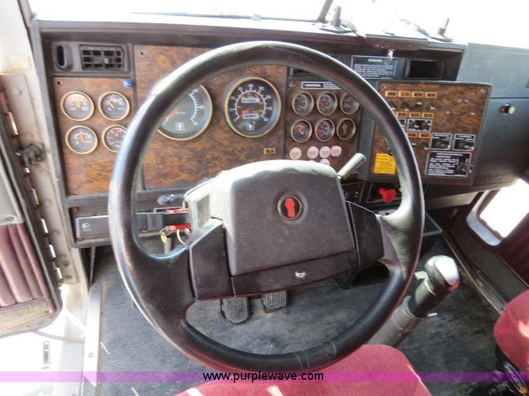 image for item B4601 1999 Kenworth T800 semi truck