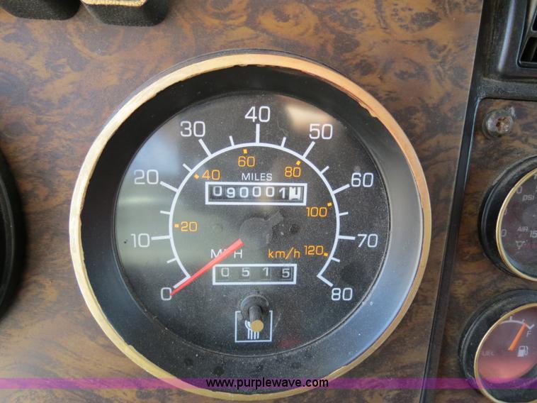 image for item B4601 1999 Kenworth T800 semi truck