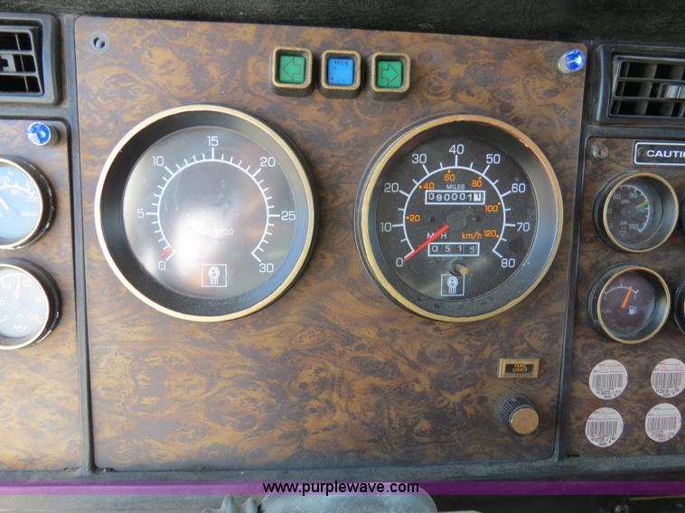 image for item B4601 1999 Kenworth T800 semi truck