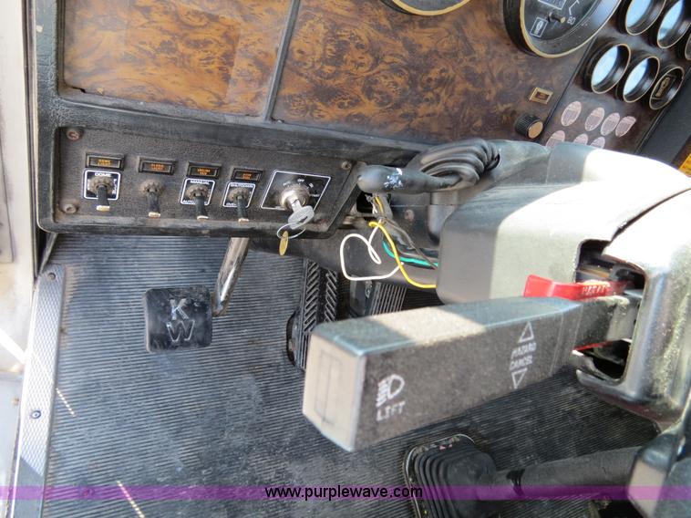 image for item B4601 1999 Kenworth T800 semi truck
