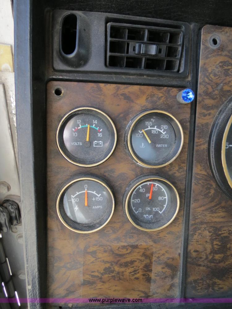 image for item B4601 1999 Kenworth T800 semi truck