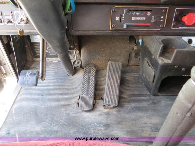 image for item B4601 1999 Kenworth T800 semi truck