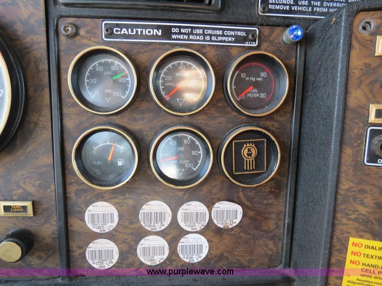 image for item B4601 1999 Kenworth T800 semi truck