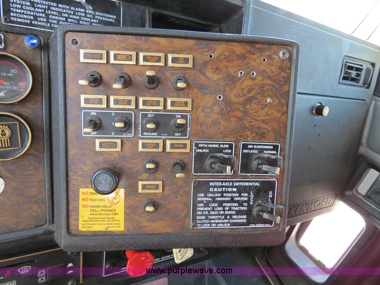 image for item B4601 1999 Kenworth T800 semi truck