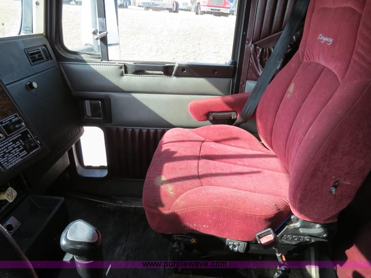 image for item B4601 1999 Kenworth T800 semi truck