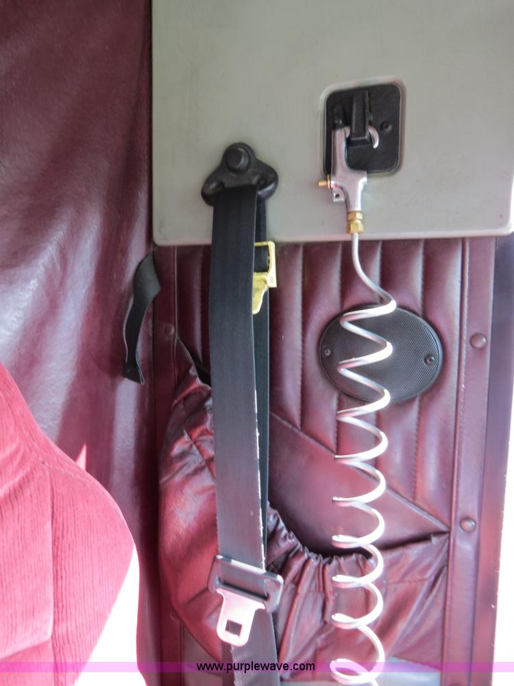 image for item B4601 1999 Kenworth T800 semi truck