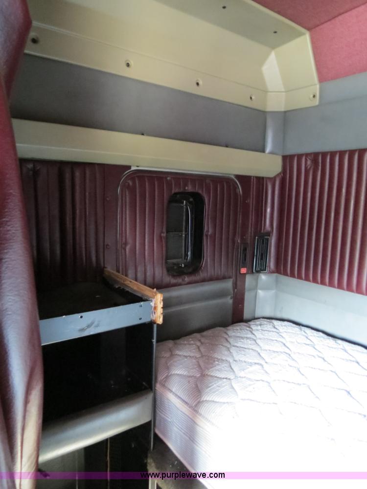 image for item B4601 1999 Kenworth T800 semi truck