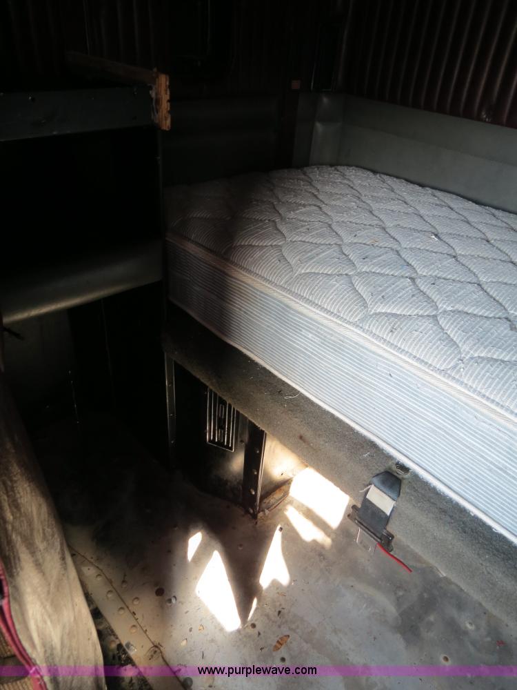 image for item B4601 1999 Kenworth T800 semi truck