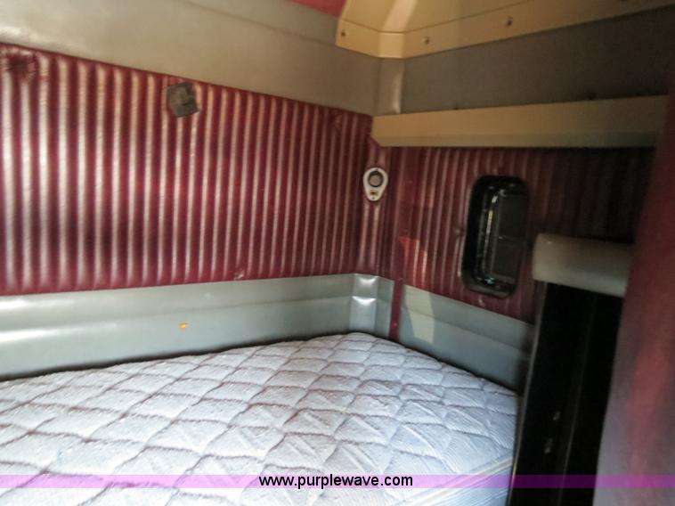 image for item B4601 1999 Kenworth T800 semi truck