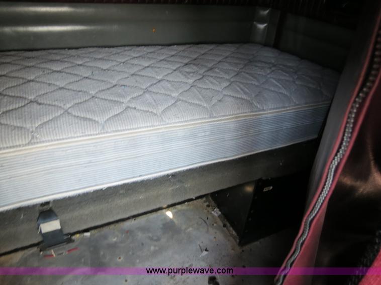 image for item B4601 1999 Kenworth T800 semi truck