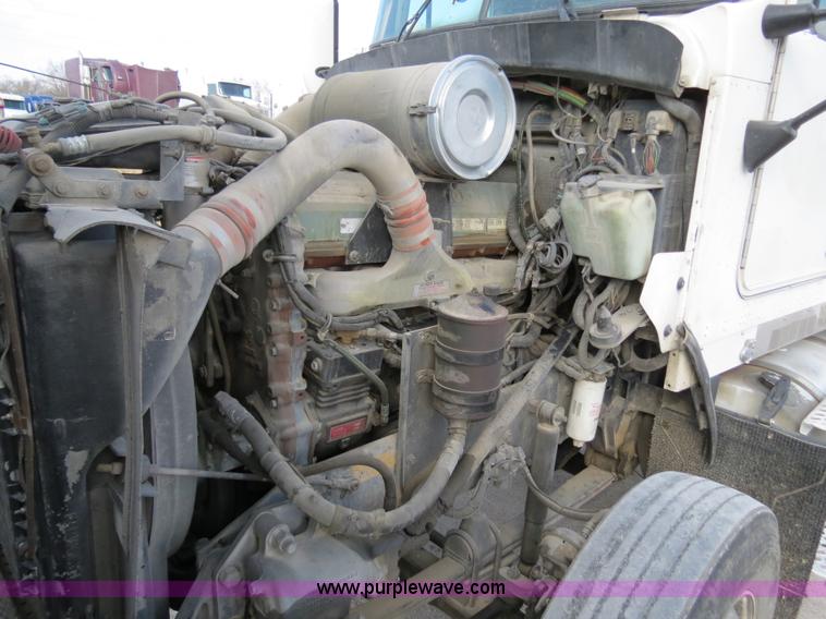 image for item B4601 1999 Kenworth T800 semi truck