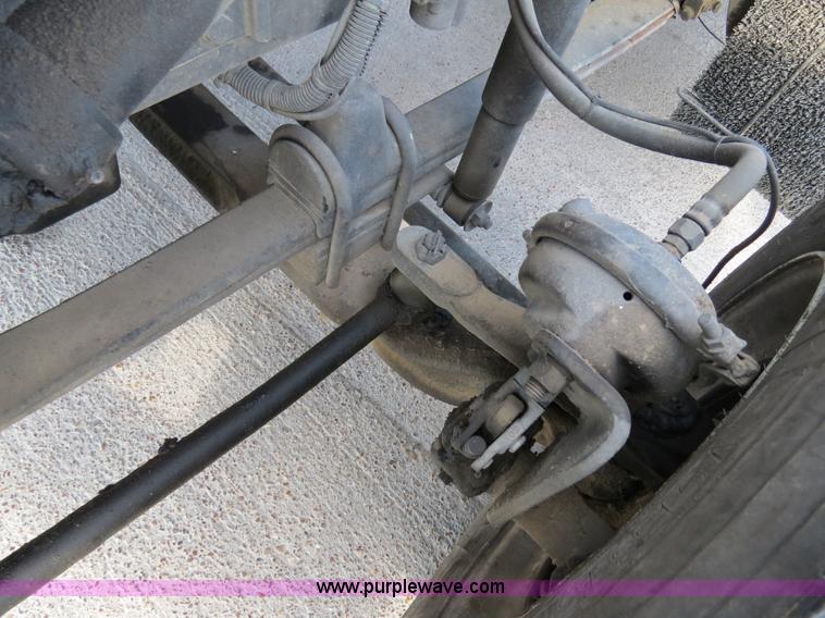 image for item B4601 1999 Kenworth T800 semi truck