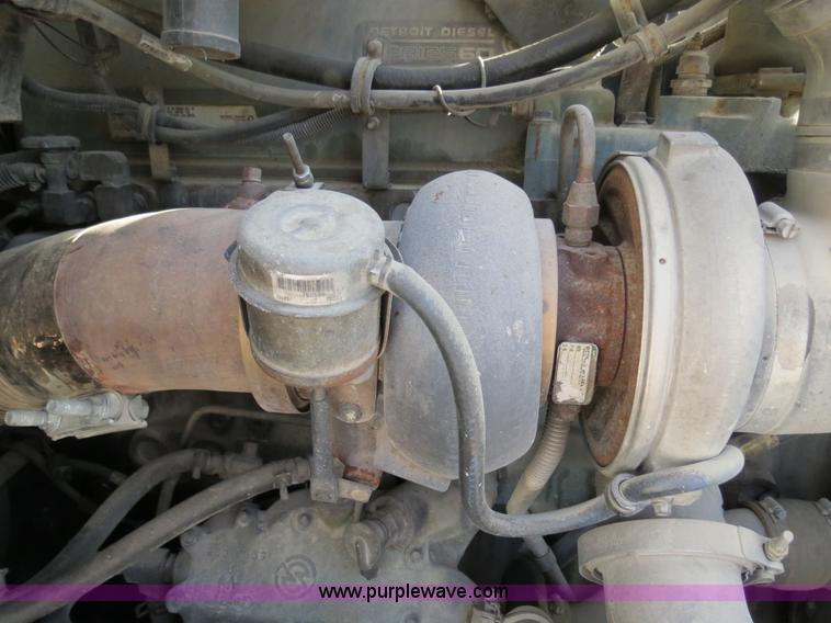 image for item B4601 1999 Kenworth T800 semi truck