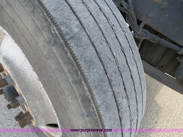 image for item B4601 1999 Kenworth T800 semi truck