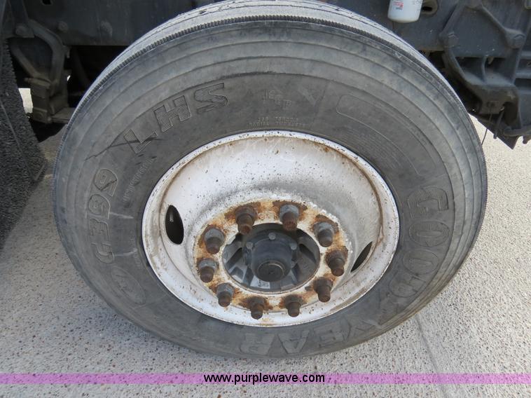 image for item B4601 1999 Kenworth T800 semi truck