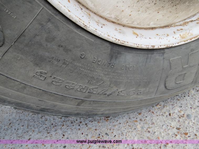 image for item B4601 1999 Kenworth T800 semi truck