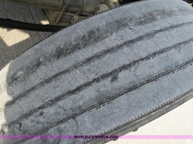 image for item B4601 1999 Kenworth T800 semi truck