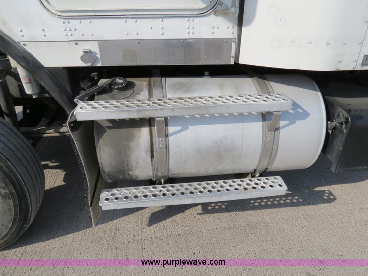 image for item B4601 1999 Kenworth T800 semi truck