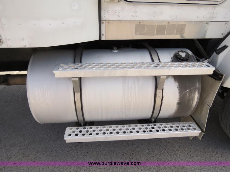 image for item B4601 1999 Kenworth T800 semi truck