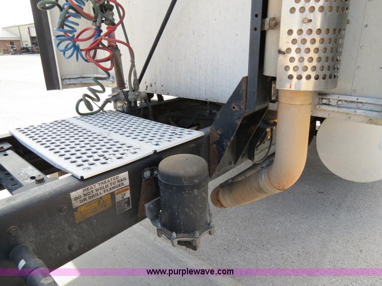 image for item B4601 1999 Kenworth T800 semi truck