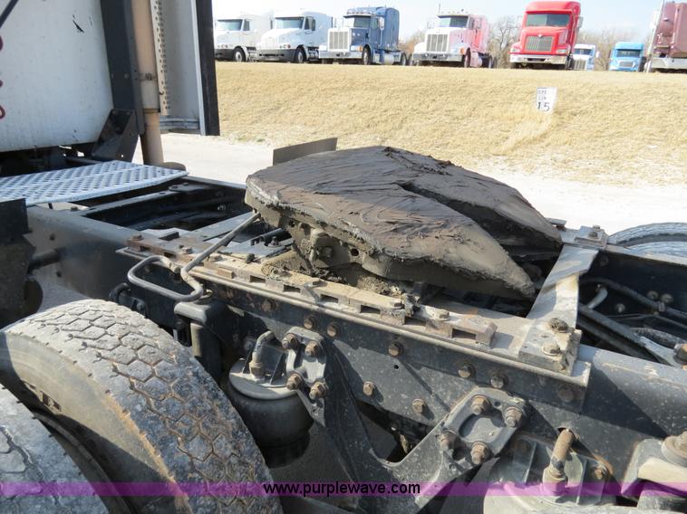 image for item B4601 1999 Kenworth T800 semi truck