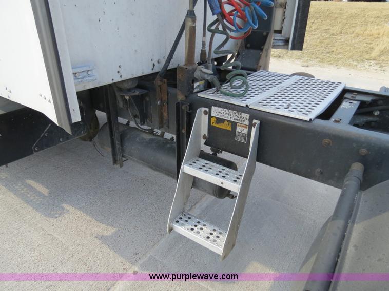 image for item B4601 1999 Kenworth T800 semi truck