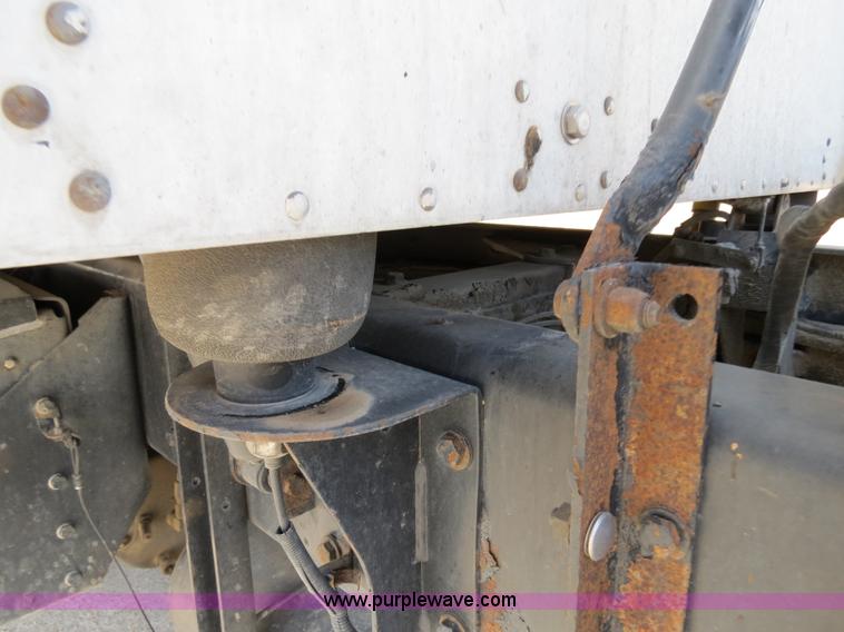 image for item B4601 1999 Kenworth T800 semi truck