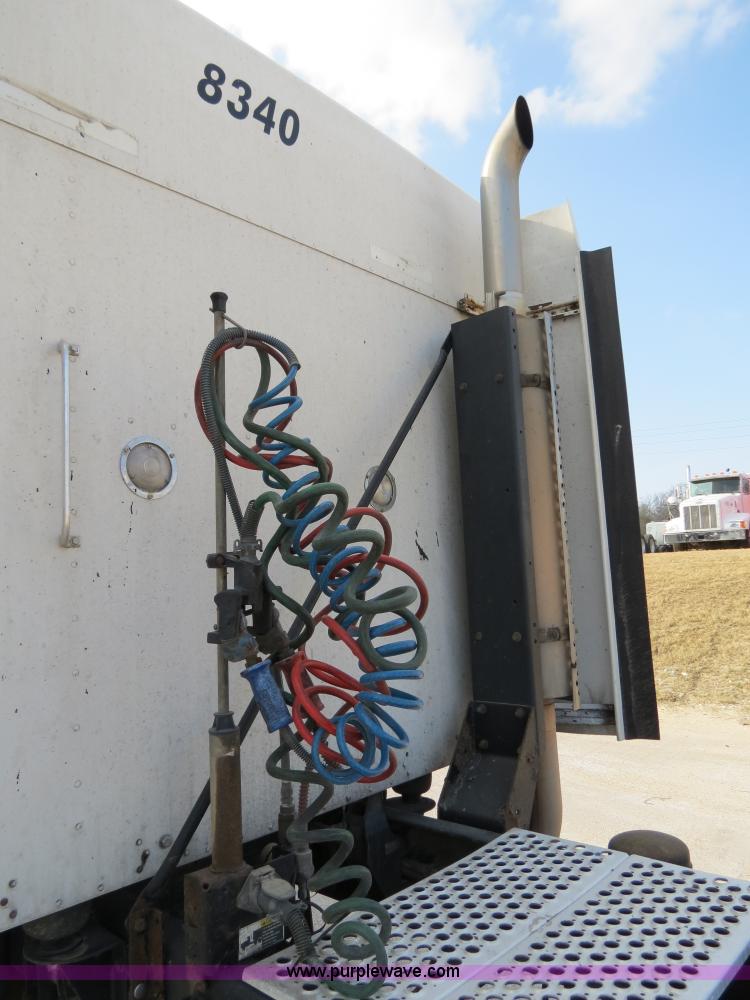 image for item B4601 1999 Kenworth T800 semi truck