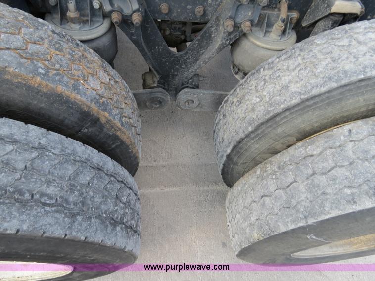 image for item B4601 1999 Kenworth T800 semi truck