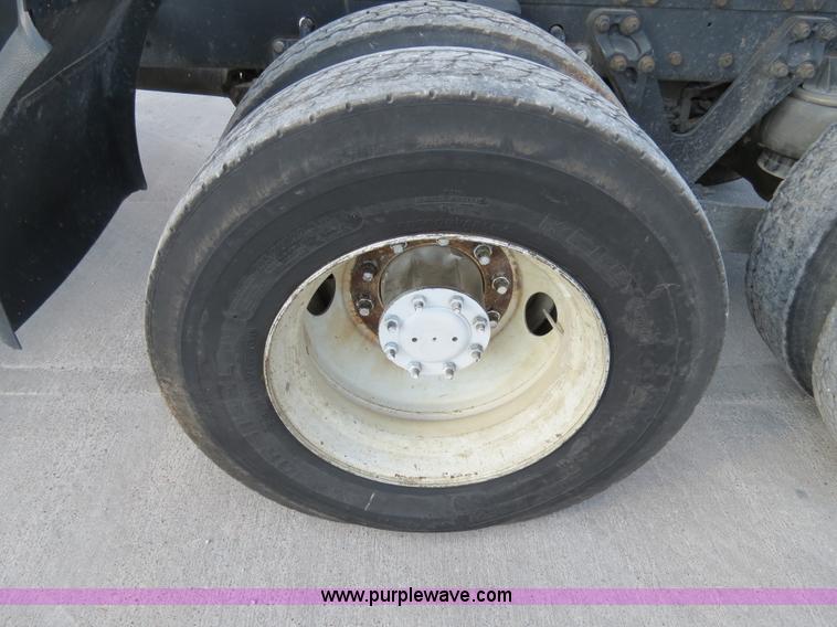 image for item B4601 1999 Kenworth T800 semi truck